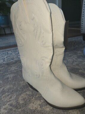 White Western Cowboy Boots Size 9 Mid Calf Embroidered Stitch Pull On